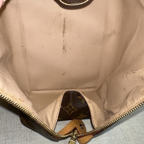 AUTHENTIC Louis Vuitton Dopp Kit. EXCELLENT condition. - Picture 10 of 16